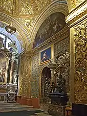 Photographie d'un mur d'une chapelle de la cathédrale Saint Jean à La Valette sur lequel se trouve l'œuvre.