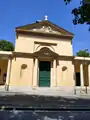 Le porche d'entrée de l'église Saint-Louis.