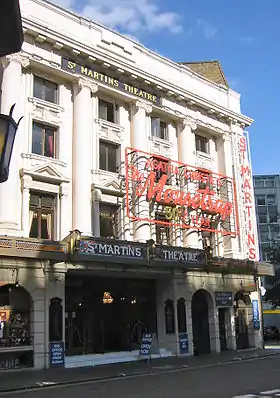 La façade du St Martin's Theatre, à Londres, où La Souricière est jouée sans interruption depuis le 25 mars 1974, après 21 ans de représentations à l'Ambassadors Theatre.