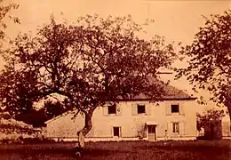 Daguerréotype 1865 de la maison prêtée le siècle suivant à l'abbé Jean Rodhain, puis utilisée par l’archéologie.