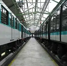  Vue de deux rames de métro dans les ateliers du métro à Saint-Ouen, en 2009.