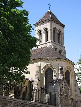 Vue du chevet et du clocher bâti en 1900-1905.