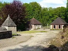 Le site (l’entrée de la grotte est à gauche)