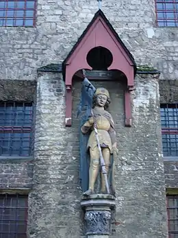 Statue de saint Victor, située à l'arrière de la cathédrale