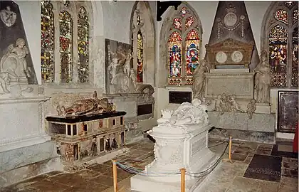 Monuments et tombes dans l'église Saint-André