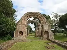 Photo d'arches ruinées en pierre blanche