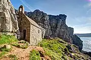 La chapelle de Saint Govan, qui sert de refuge à Marisa Coulter et sa fille.