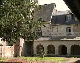 Le cloître du prieuré.