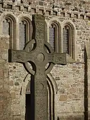 Croix celtique de Saint-Jean devant l'abbaye.