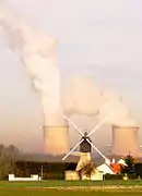 Le moulin Saint-Jacques de Saint-Laurent devant la centrale.