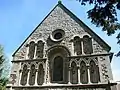 Une façade d'église paroissiale typiquement normande. Village de Castel Rising, Norfolk.