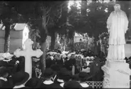 Pèlerins rassemblés devant la sépulture des prêtres au début du XXe siècle à la section « A » du cimetière.