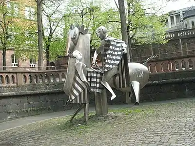 Sculpture contemporaine devant l'école Martinusschule dans la vieille ville de Mayence