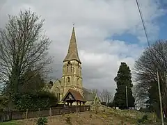 Photo d'une église avec un clocher au toit pointu.