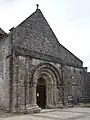 Le porche roman de l’église.