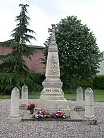 Le monument aux morts, face à la mairie.