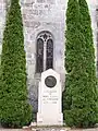 Près de l'église, stèle en hommage à Montaigne.