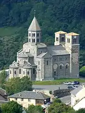 L'église de Saint-Nectaire. À l'extrême gauche de l'église, les chapelles rayonnantes.