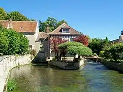 L'ancien moulin, établi sur la Nonette et transformé en minoterie en 1911, avant de cesser son activité en 1937