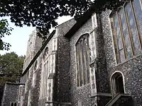 Les perspectives qu’offre le contraste de la craie avec les éclats de silex dans les chaînes d'angle a sans aucun doute inspiré l'appareil à silex anglais (église Saint-Pierre  de Parmentergate (Norwich)).