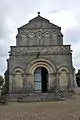 Le narthex, ou vestibule, avec porte à voussure nue, flanquée de deux portes feintes.