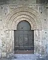 Fronton de la Porte des Morts flanqué des deux bas-reliefs.