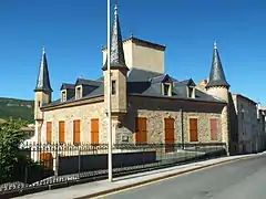 Castel du XIXe siècle dans le bourg.