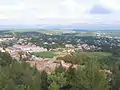 Le village depuis le chemin du Castellas (3 novembre 2005). Au loin, la Montagne Sainte-Victoire.