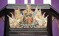 Les armoiries royales dans l'église paroissiale de Newport (île de Wight) avec l'inscription Domine salvam fac reginam (« Que Dieu sauve la Reine ») issue du mouvement d'Oxford.