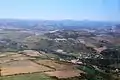 Vue d'avion vers le nord - Saint-Vincent dans le creux de la vallée de la Couze Pavin - Lavelle au flanc du petit volcan « le puy de Lavelle » - au fond, le Puy de Dôme.