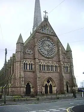 Façade de l'église avec la flèche en arrière plan