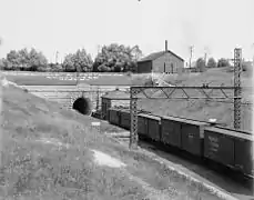 Un train entrant le tunnel (de la période 1900-1915), tiré par des locomotives électriques