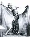 ¨Photo noir et blanc d'une femme de profil en costume oriental, écartant un grand voile de ses mains