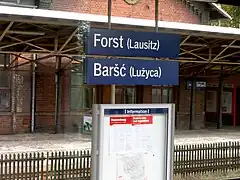 Panneau bilingue allemand/sorabe de la gare de Forst (Lausitz)/Baršć (Lužyca)