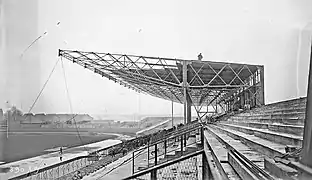 Travaux sur l'une des tribunes du stade le 3 janvier 1924.