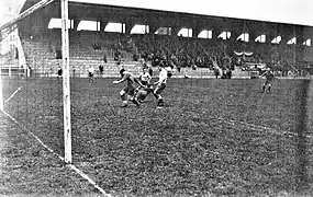 Match de football au stade Jean Bouin de Paris en 1932.