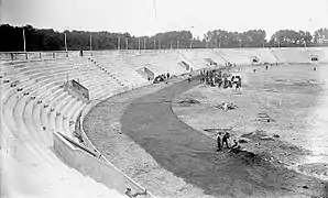 Construction et aménagement du stade Pershing le 18 juin 1919 à Paris.