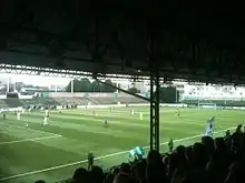 Photographie d'un scène d'un match de football, vu des tribunes.