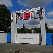 Entrée du stade au nom de Guy Drut.