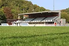 Photographie de l'arrière d'un but d'un terrain de football.