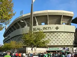 Le stade Benito-Villamarín, qui accueille l'équipe de football du Real Betis Balompié, se trouve dans le district.