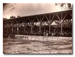 Tribune et pelouse du stade vers 1920.