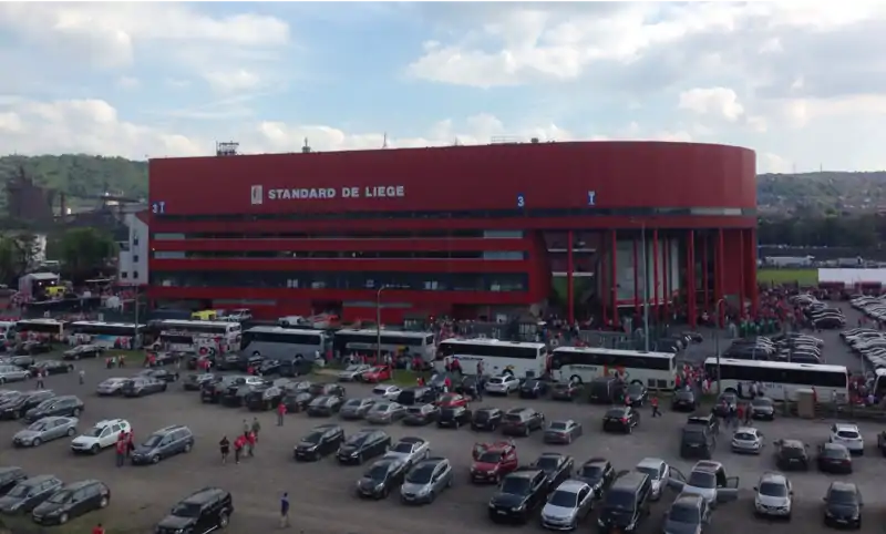 Vue panoramique du stade avant un match et depuis le terrils