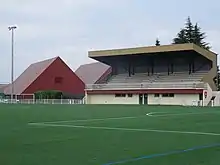 Photographie en couleurs d'un stade de football.