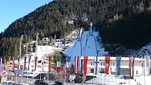 Deux tremplins de saut à ski vue de face