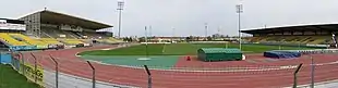 Photo couleur d'un stade de rugby ceint d'une piste d'athlétisme orange.