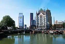 Vue panoramique du côté ouest : le Oude Haven (Rotterdam), la Witte Huis (Rotterdam), The Red Apple, et le Willemswerf (à gauche).