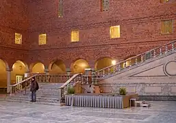 Escalier en marbre vert dans le Hall bleu de l'hôtel de ville de Stockholm.