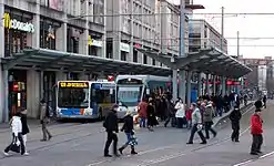 Tramway et bus de la Saarbahn, près de la gare.