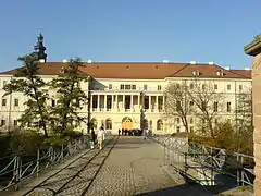 Vue depuis le pont du château jusqu'à la colonnade de la façade est